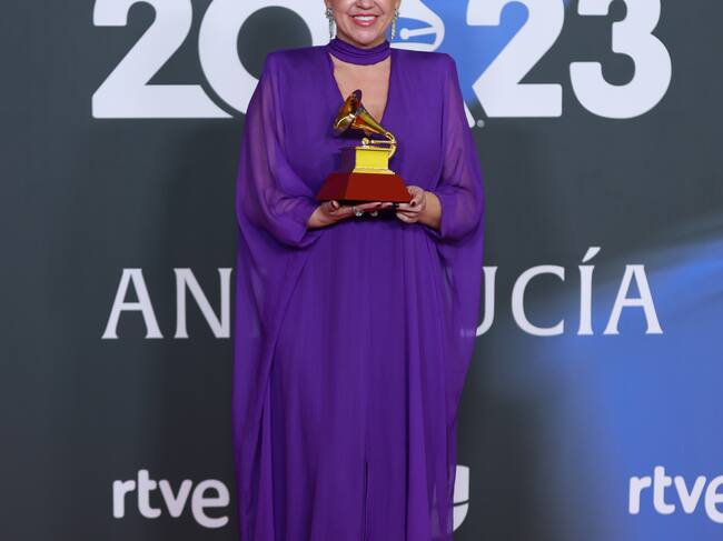 Niña Pastori posando con el Grammy a Mejor Álbum de Música Flamenca, que le ha sido otorgado durante la gala entrega de los Latin Grammy 2023.