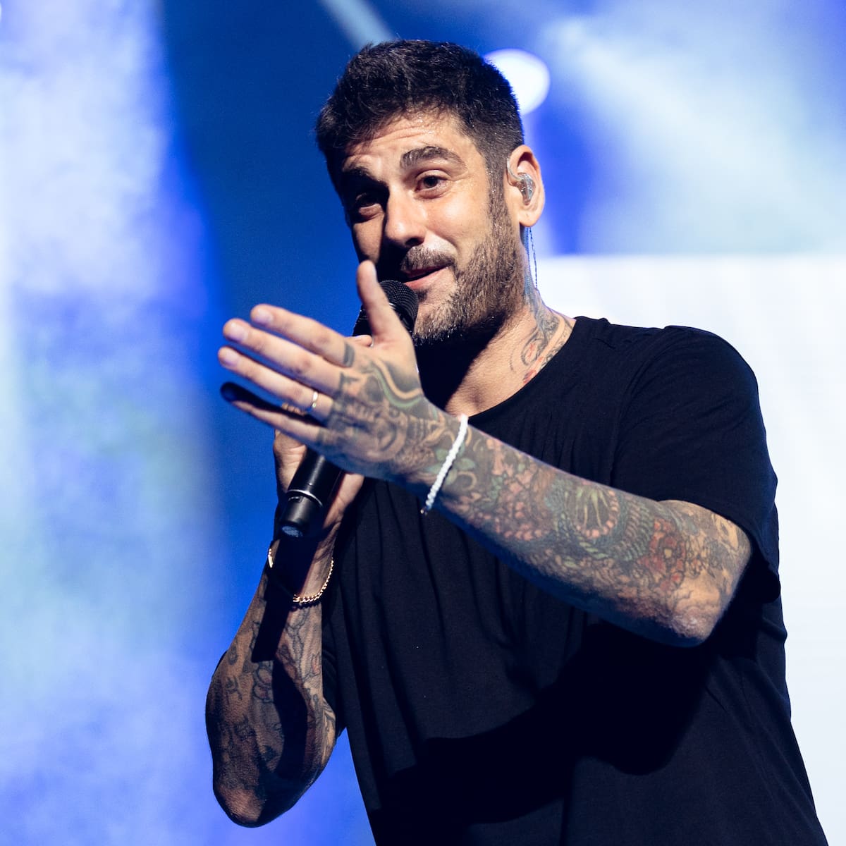 Melendi estrena 'Mentiras arriesgadas', el tercer adelanto de 'Pop Rock', lleno de guiños cinéfilos