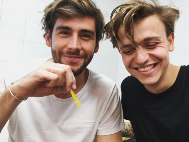 Álvaro Soler y Scott Helman en el backstage de LOS40 Primavera Pop