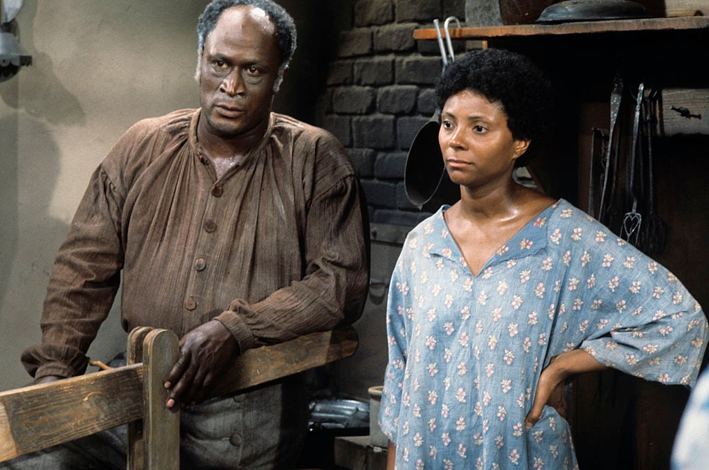 John Amos y Leslie Uggams en el set de &#039;Raíces&#039;, 1977