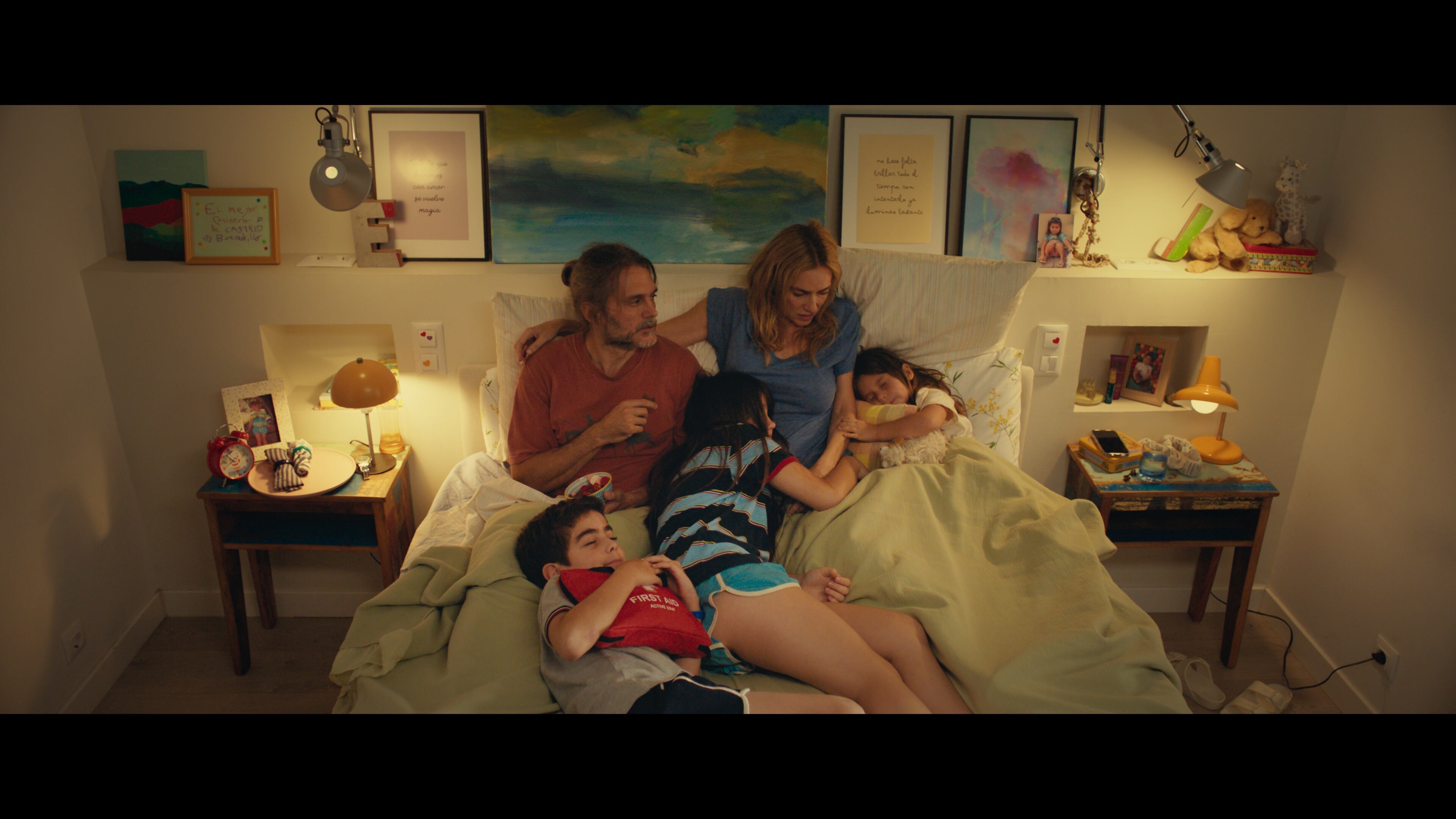 La familia de 'Tres de más'. / Warner España