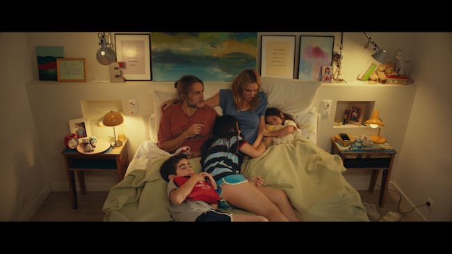 La familia de 'Tres de más'. / Warner España