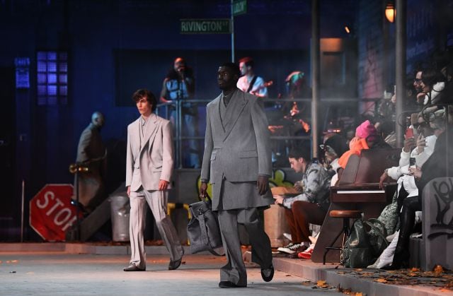 Desfile de Louis Vuitton que recrea Nueva York para homenajear a Michael Jackson cuyos éxitos toca la banda del fondo.