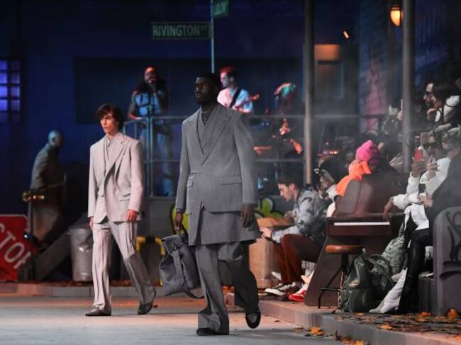 Desfile de Louis Vuitton que recrea Nueva York para homenajear a Michael Jackson cuyos éxitos toca la banda del fondo.