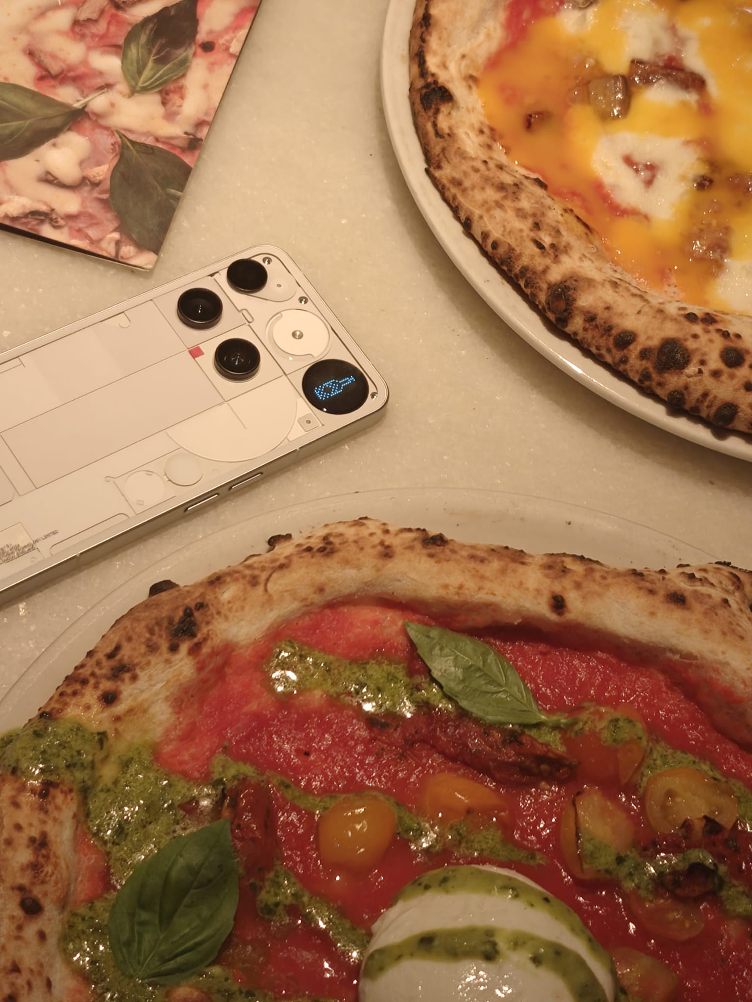 Nothing Phone (3) decidiendo quién paga las pizzas.