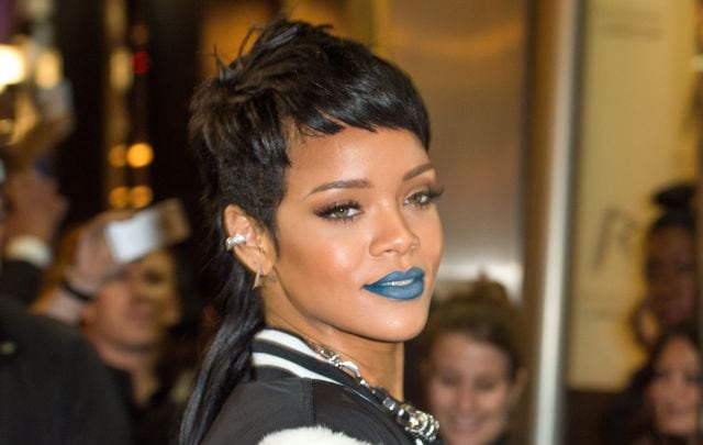 Rihanna luciendo el corte mullet en el año 2013.