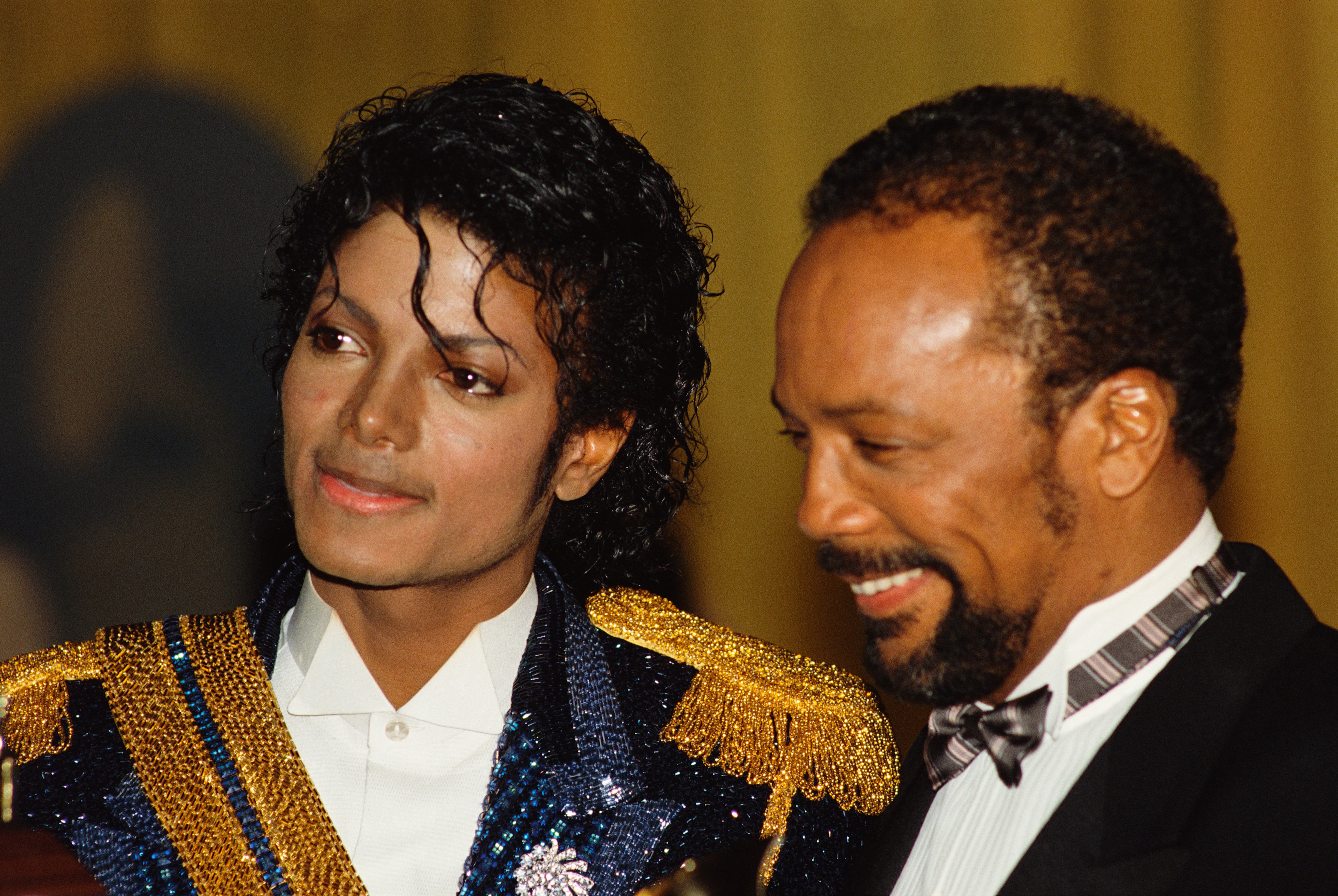 Michael Jackson y su productor Quincy Jones en la 26ª edición de los Premios Grammy