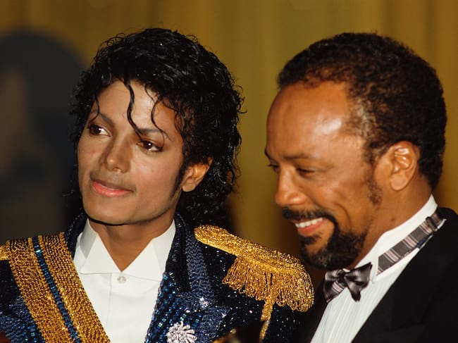 Michael Jackson y su productor Quincy Jones en la 26ª edición de los Premios Grammy