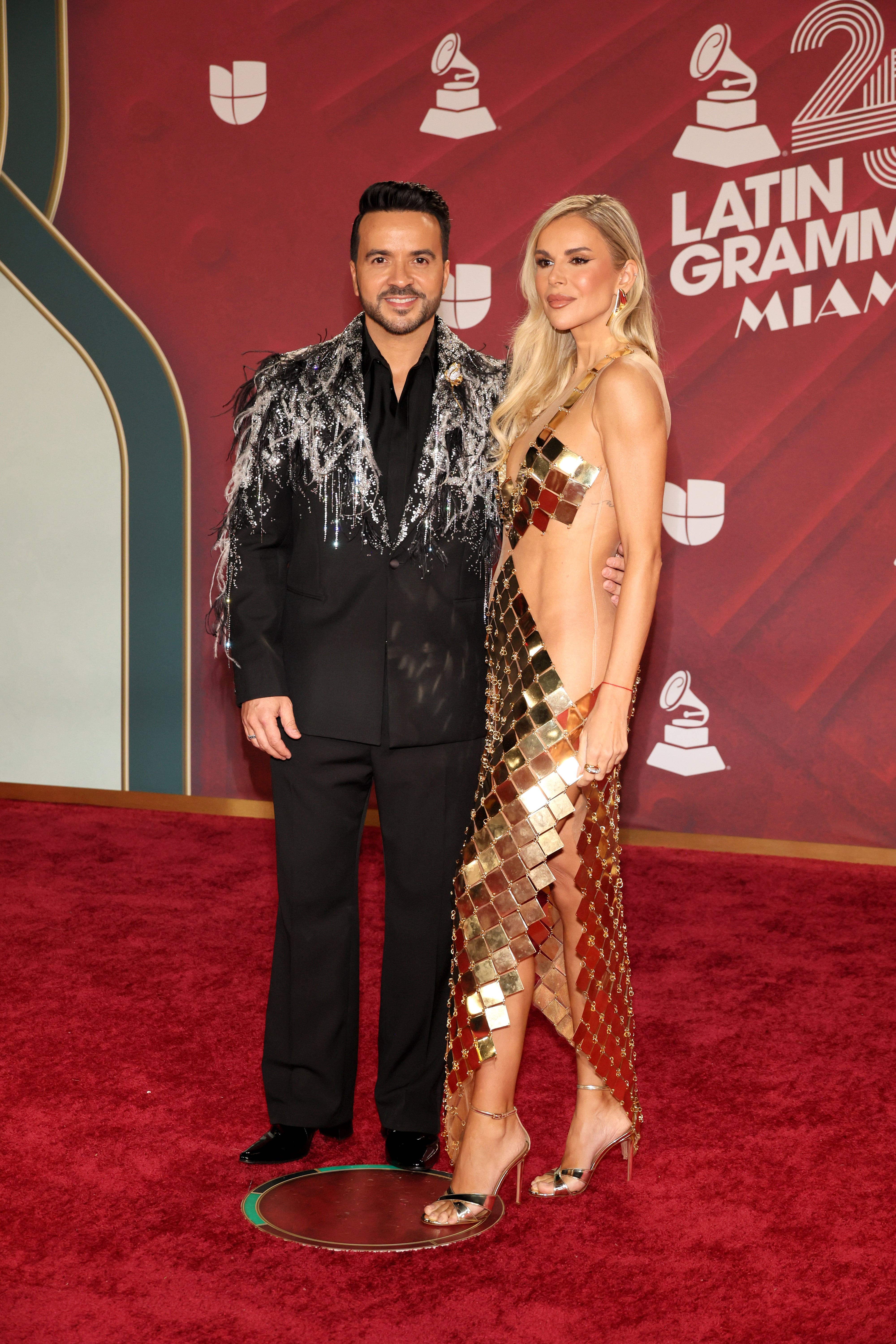 Con Luis Fonsi y Agueda Lopez cerramos el capítulo de parejas top (aunque hubo muchas más) de la alfombra roja de los premios Latin Grammy 2024.