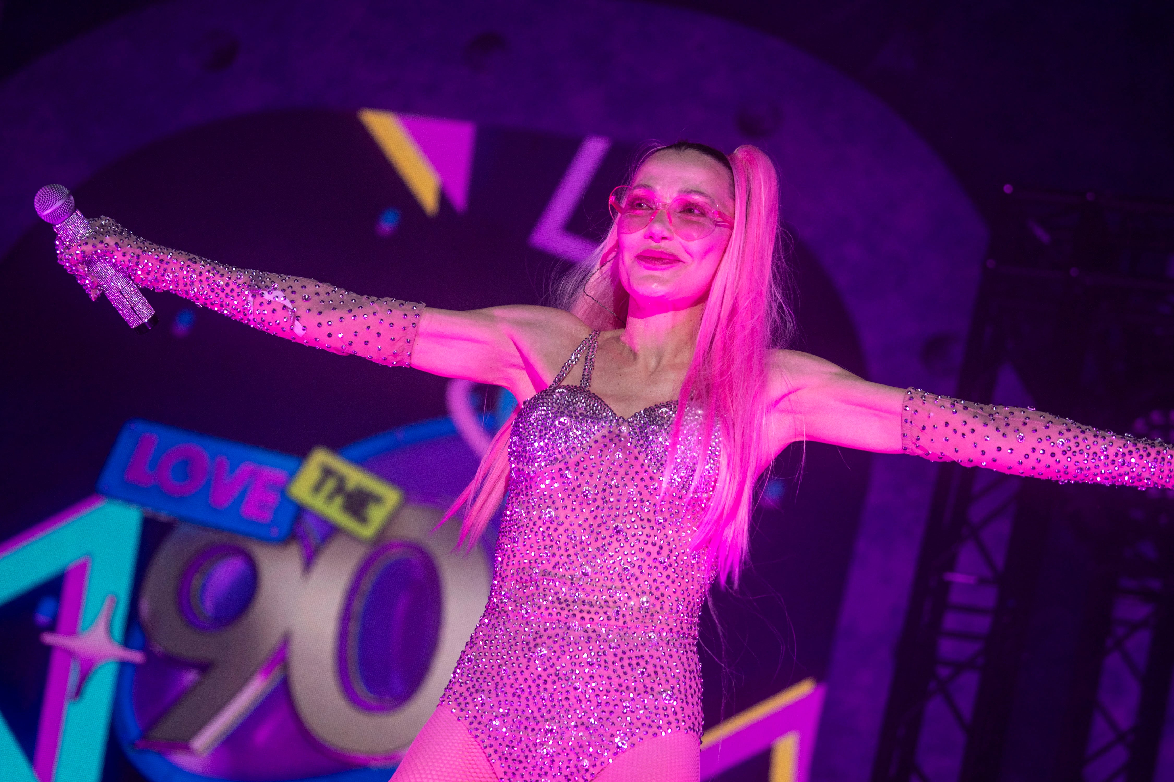 Un evento espectacular repleto de la mejor música de la década de los 90 que nos transportó a miles de recuerdos en nuestra memoria de la mano de artistas como Chimo Bayo, King Africa, Seguridad Social, Rebeca, Blackbox y muchos más repartidos en 5 escenarios.