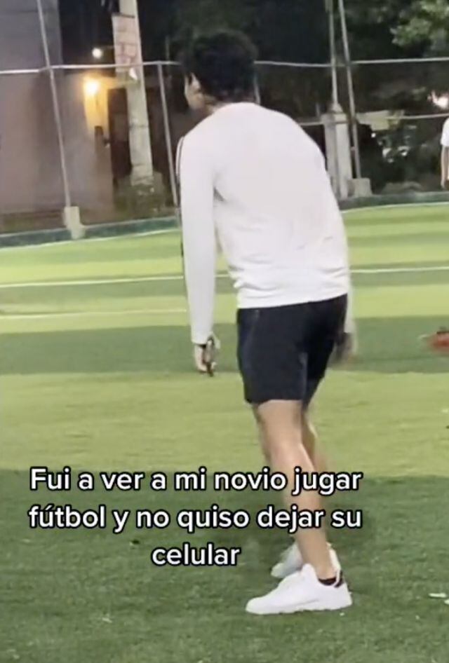 Fue a ver a su novio jugar futbol y no le quiso dejar su celular