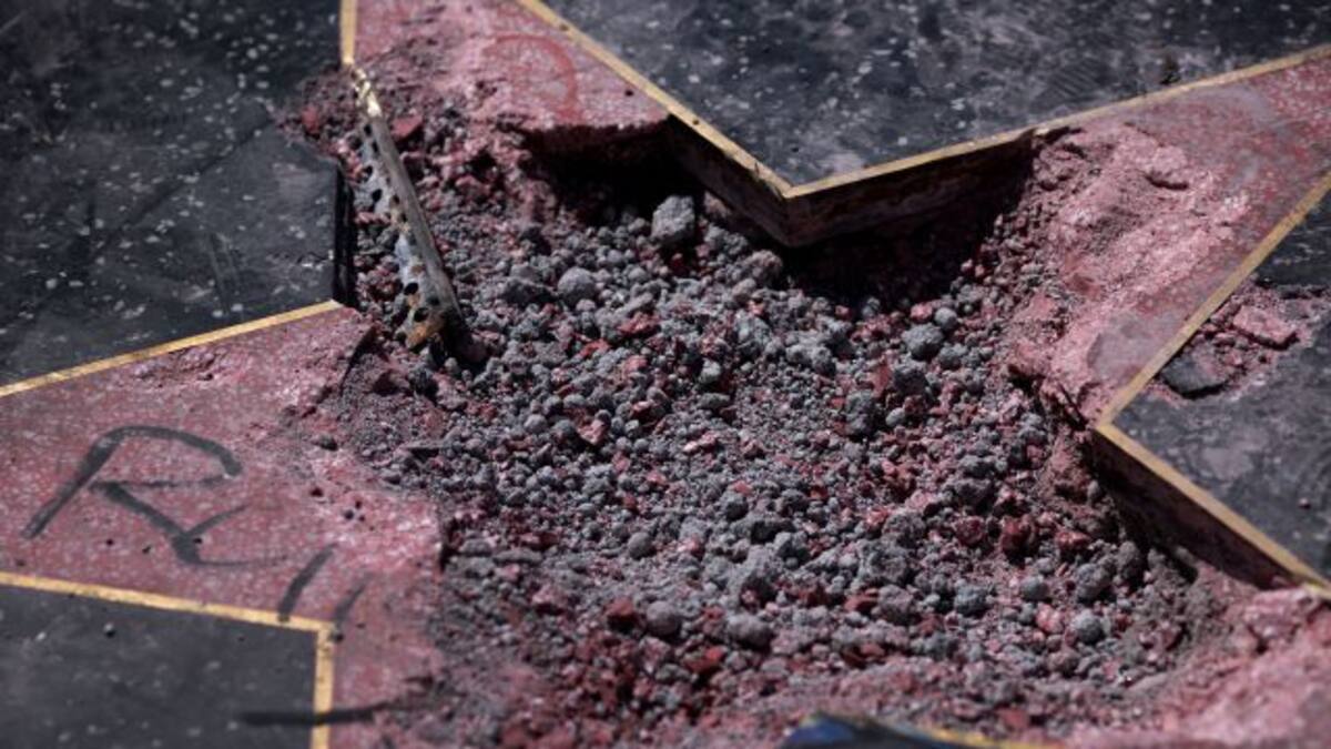 Pico y pala en pleno paseo de la fama de Hollywood