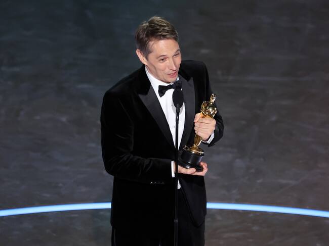 Sean Baker recogiendo uno de sus galardones en los Premios Oscar 2025. / Rich Polk/Penske Media via Getty