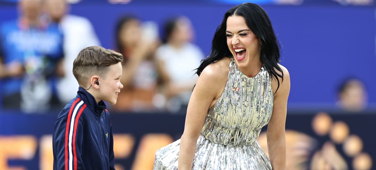 Katy Perry actuando junto a Tius Luka durante la ceremonia de inauguración previa al partido del Grupo D de la Copa del Mundo de la FIFA 2026 entre Estados Unidos y Paraguay, celebrado en el Los Angeles Stadium el 12 de junio de 2026 en Inglewood, California.