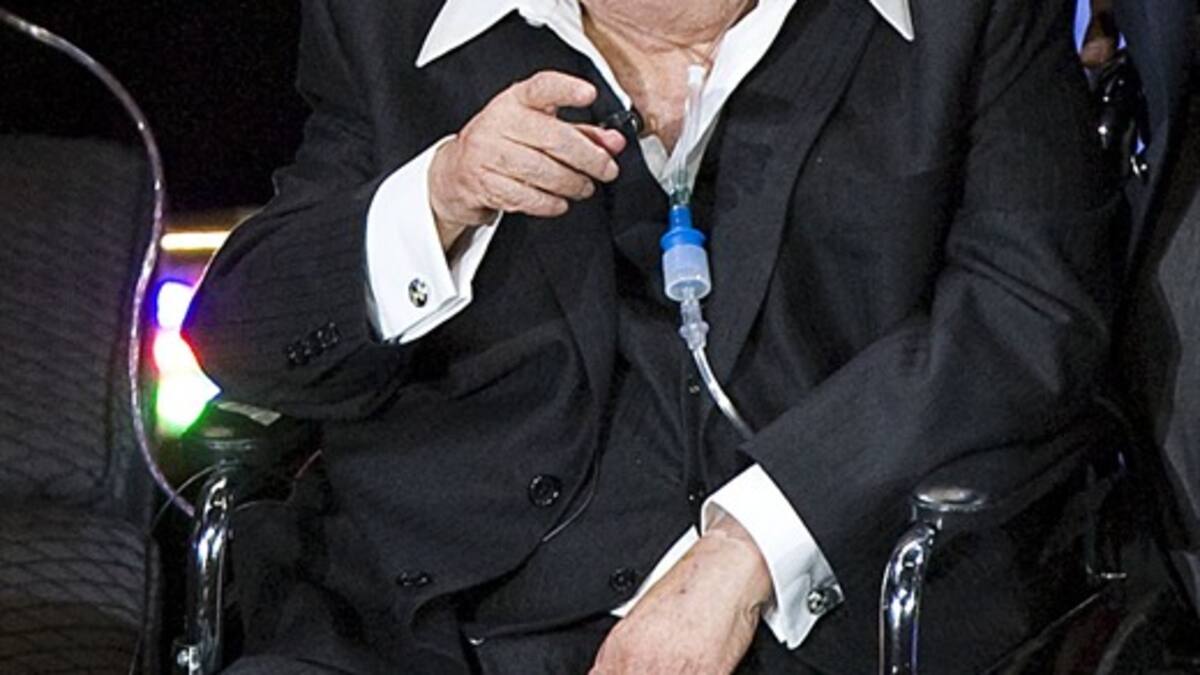 Chespirito dice sentirse mal, no camina y tiene problemas de audición