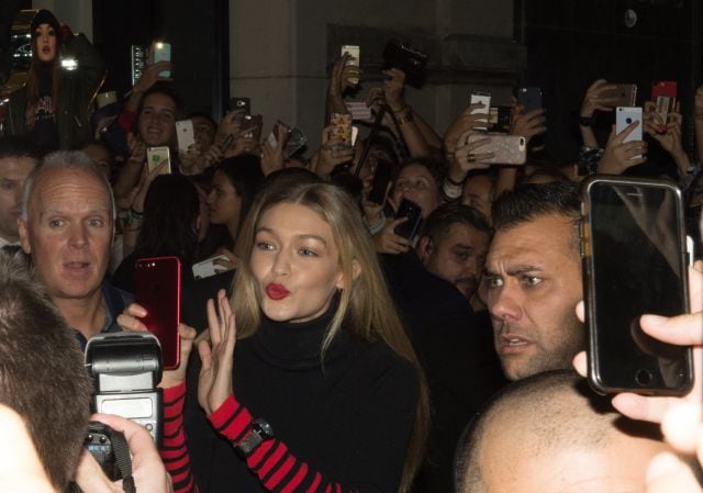 Los selfies, protagonistas del meet&greet de Gigi Hadid en Barcelona.