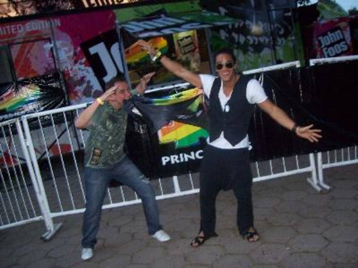 Camión 40 Principales y John Foos en el show The Black Eyed Peas