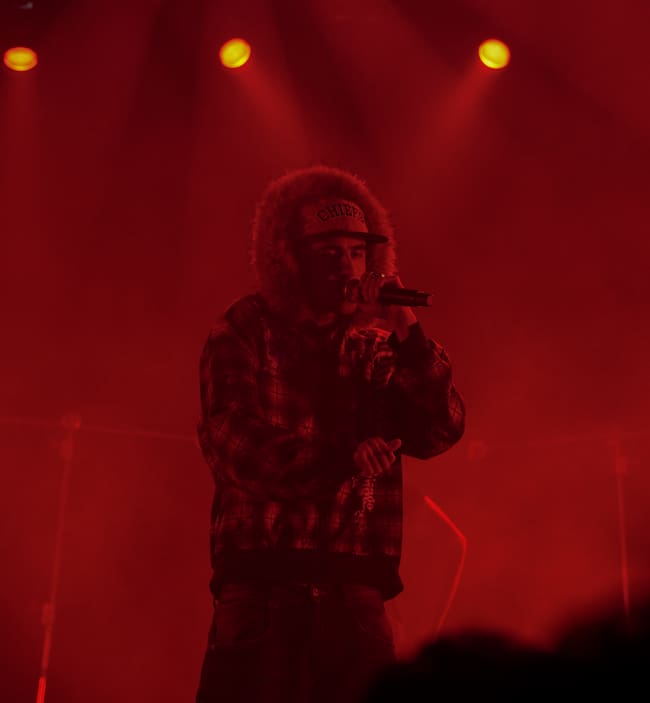 Bajocero X con uno de los outfits de su concierto. / Cedidas por su equipo