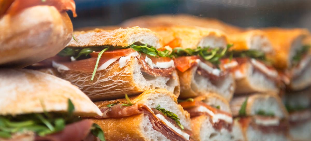 Un stand de bocadillos