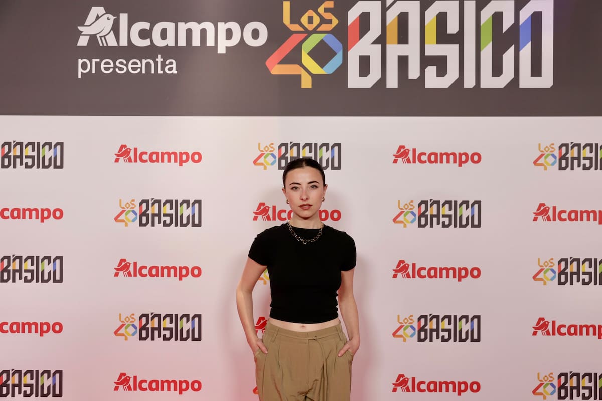 La actriz Ane Rot (Élite, Por los pelos), posa en el photocall previo a LOS40 Básico con Pablo Alborán.