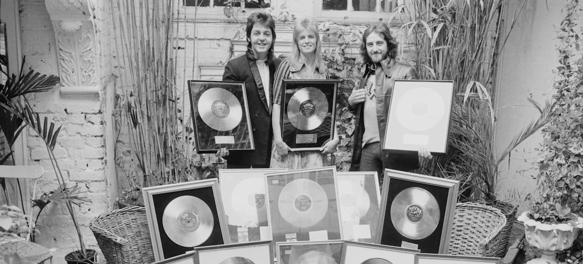 Paul McCartney, Linda McCartney y Denny Laine del grupo Wings en 1974