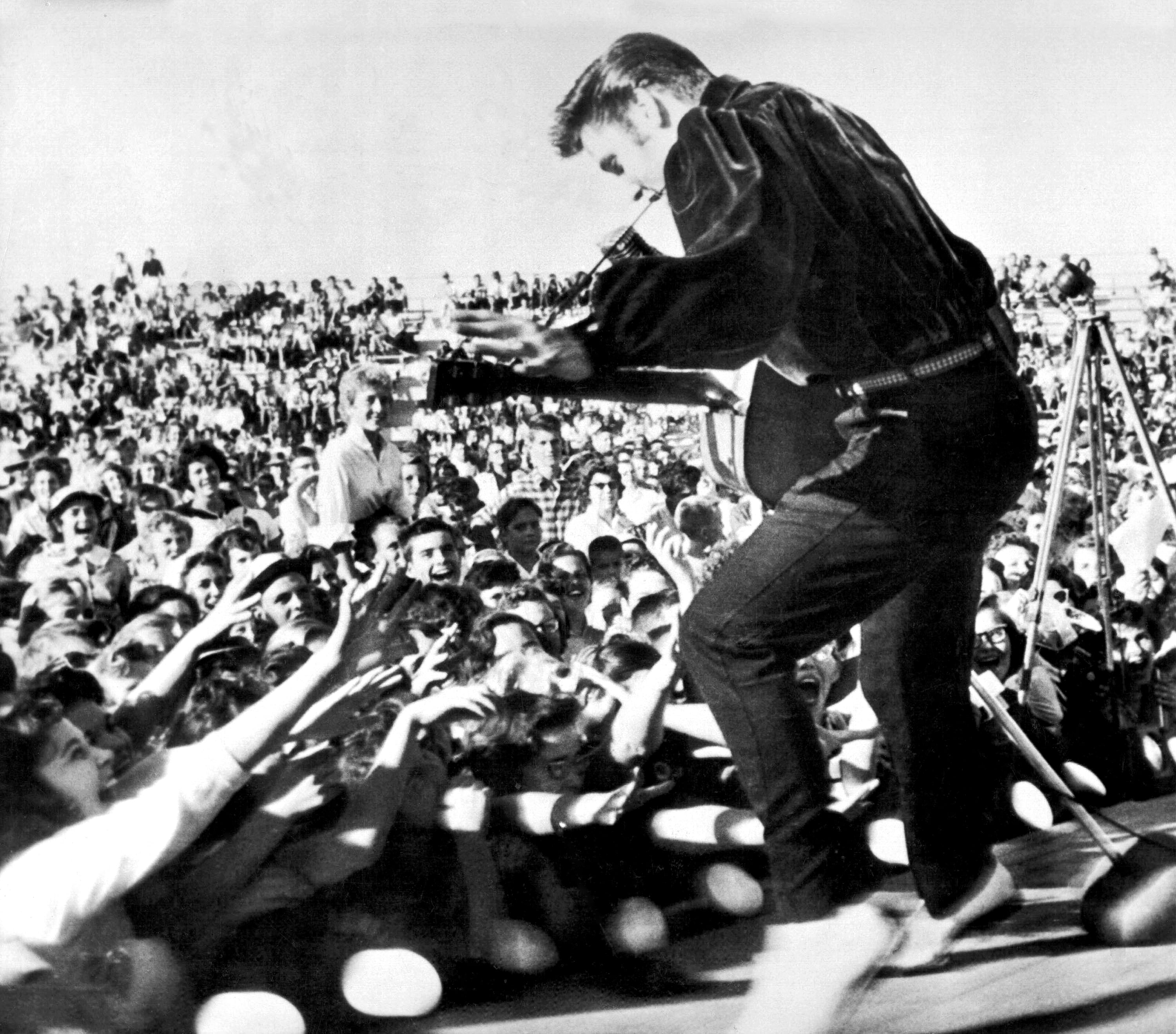 Elvis Presley en un aconcierto de 1956