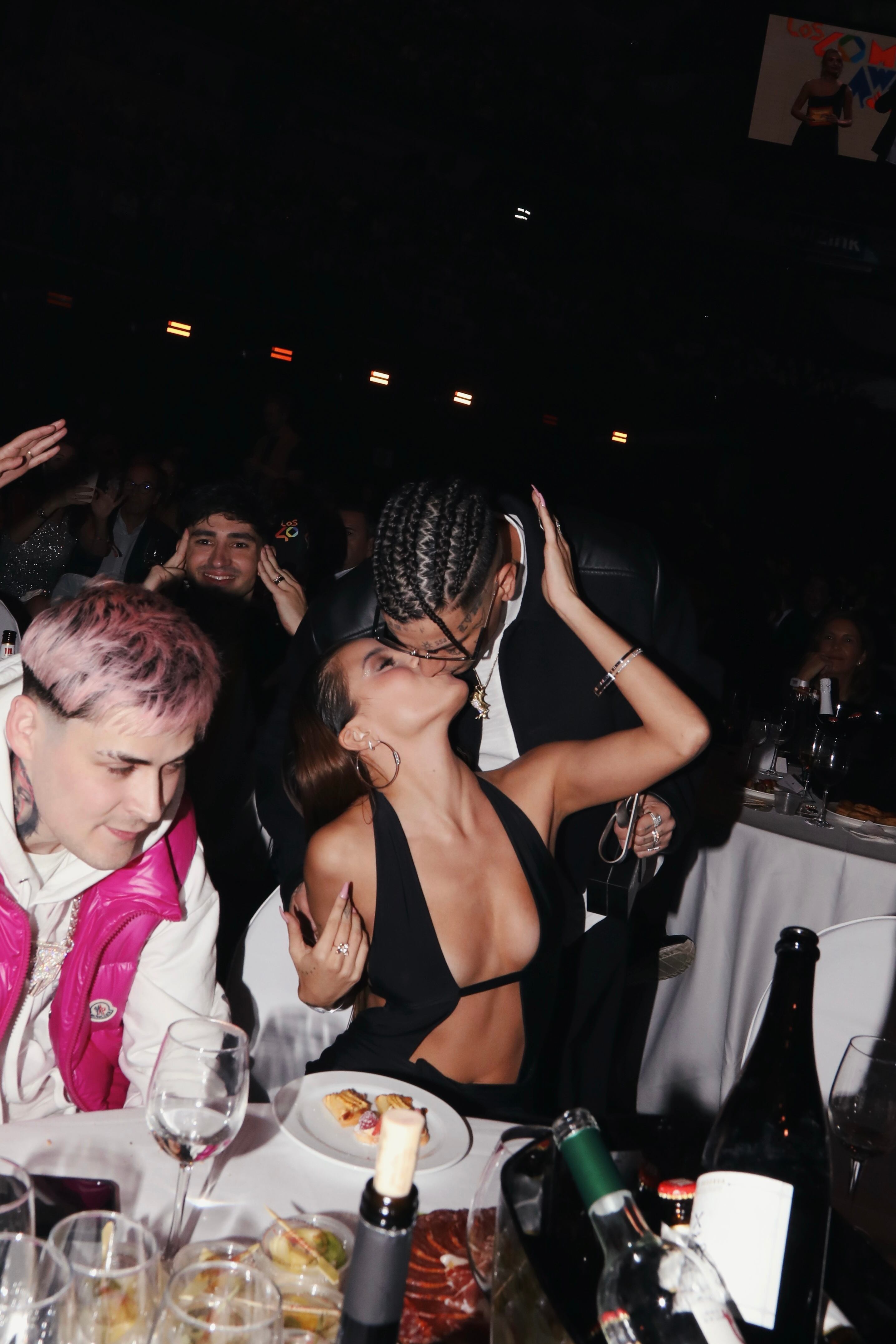 Duki celebra su premio besando a su chica, la cantante Emilia. Acababa de bajar del escenario de recoger el galardón Mejor Artista en Directo.