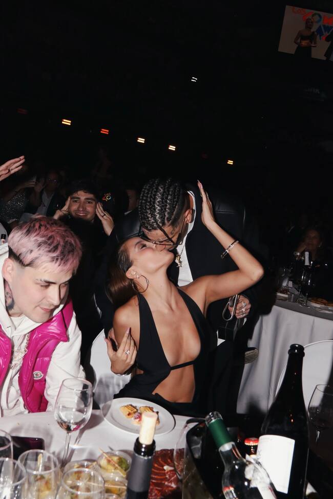 Duki celebra su premio besando a su chica, la cantante Emilia. Acababa de bajar del escenario de recoger el galardón Mejor Artista en Directo.