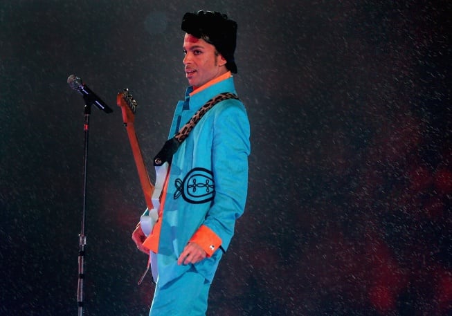 Prince durante su actuación el la Super Bowl de 2007