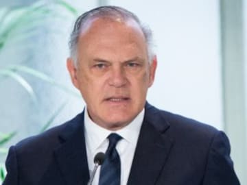 Pedro Piqueras ríe a carcajadas en pleno informativo al ver la desinfección del metro de Bilbao