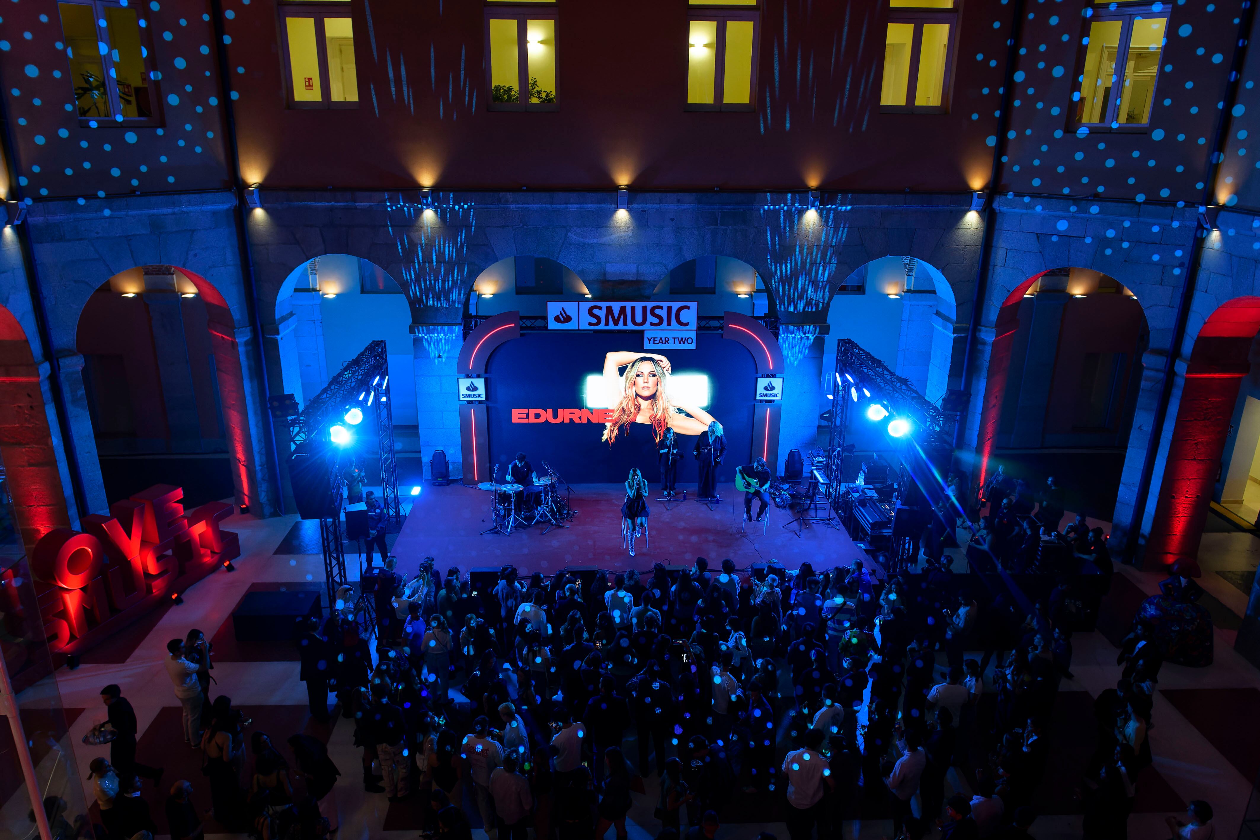 Edurne cantando en la fiesta del segundo aniversario de SMUSIC en Madrid. / SMUSIC