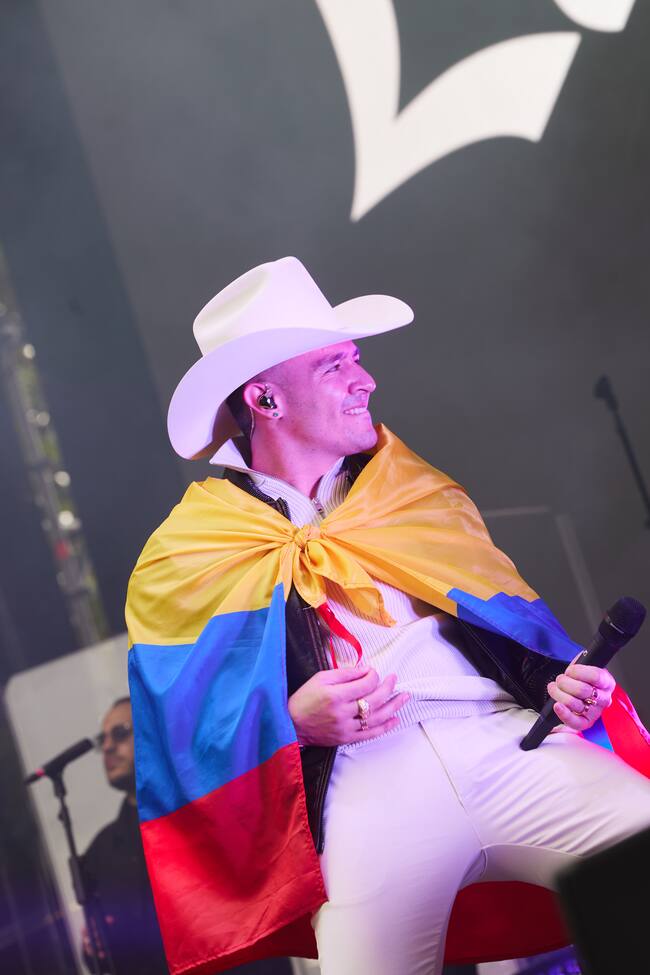 Cris Vanadía, Martina Orrego y Armando Reyna, presentadores de LOS40 Latam, fueron los encargados de presentar a Luis Alfonso quien cantó temas como 'Chismofilia', 'Contentoso' y 'La Cantina'.