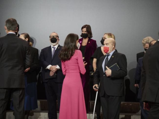 Antonio Resines habla gustosamente con doña Letizia.
