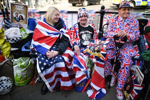 Los británicos le muestran su cariño a la pareja real.