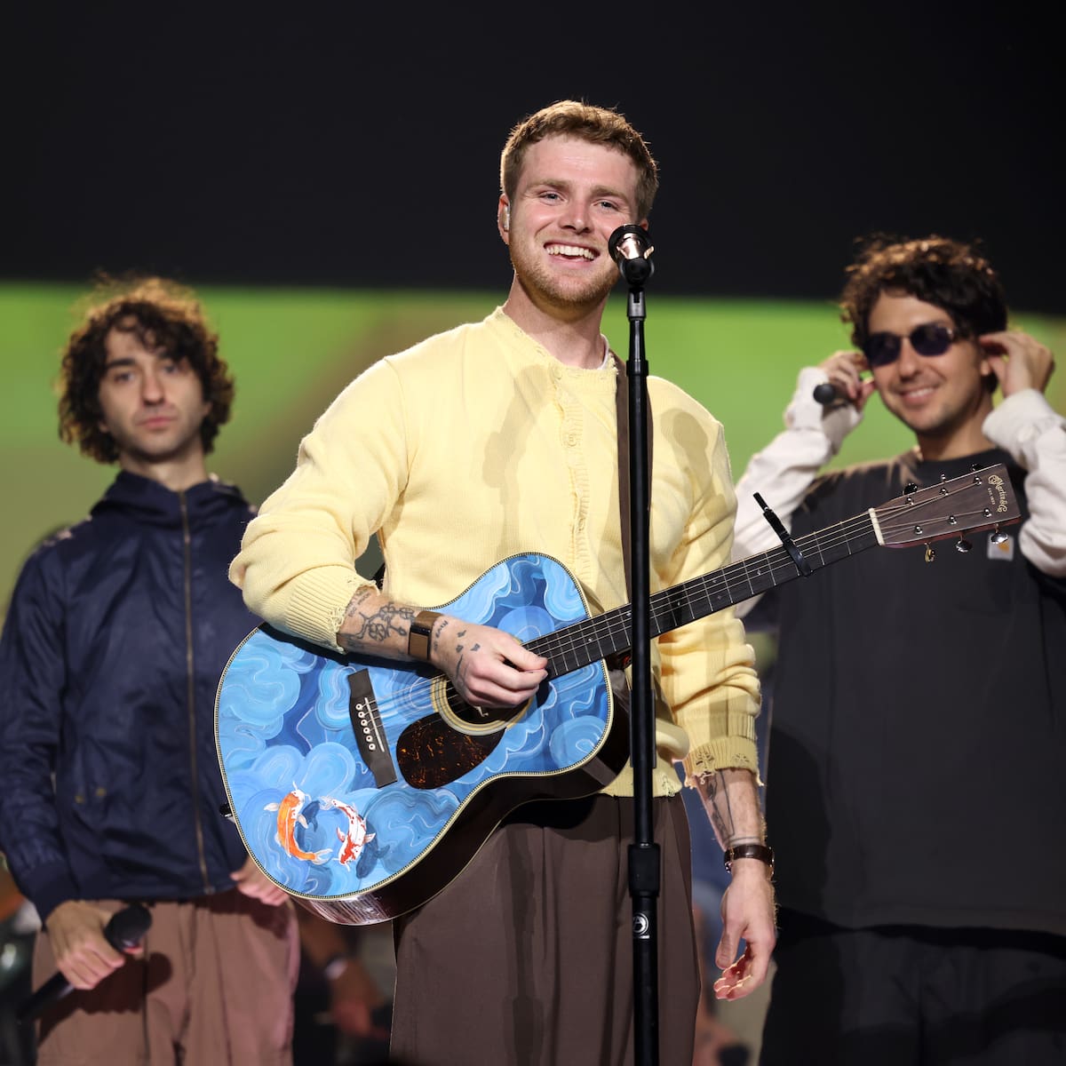 Alex Warren sufre una caída en mitad de un concierto mientras saludaba a sus fans