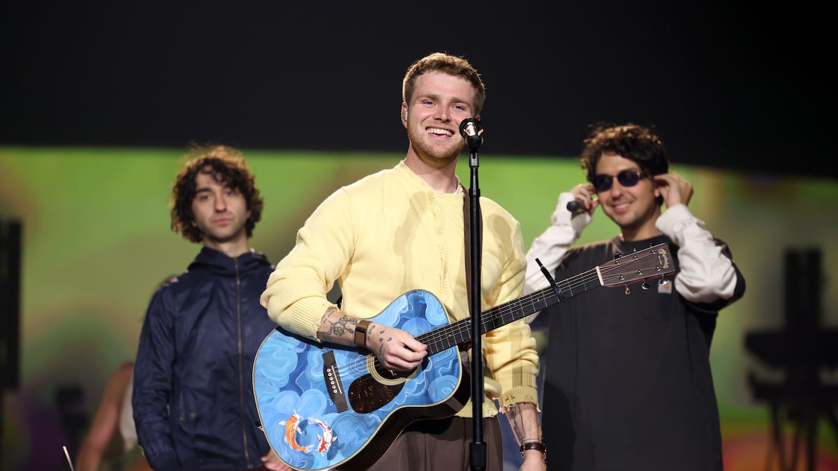 Alex Warren sufre una caída en mitad de un concierto mientras saludaba a sus fans