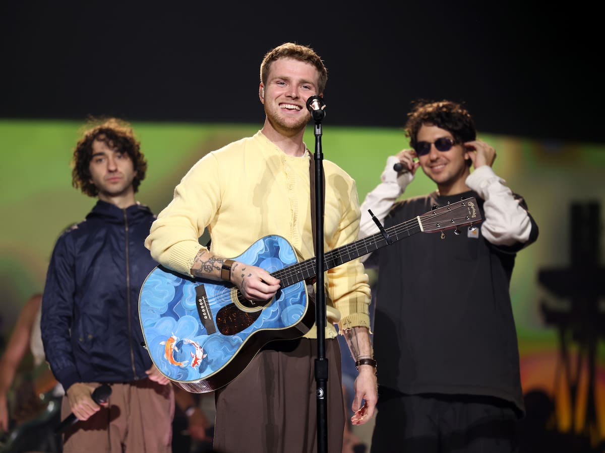 Alex Warren sufre una caída en mitad de un concierto mientras saludaba a sus fans