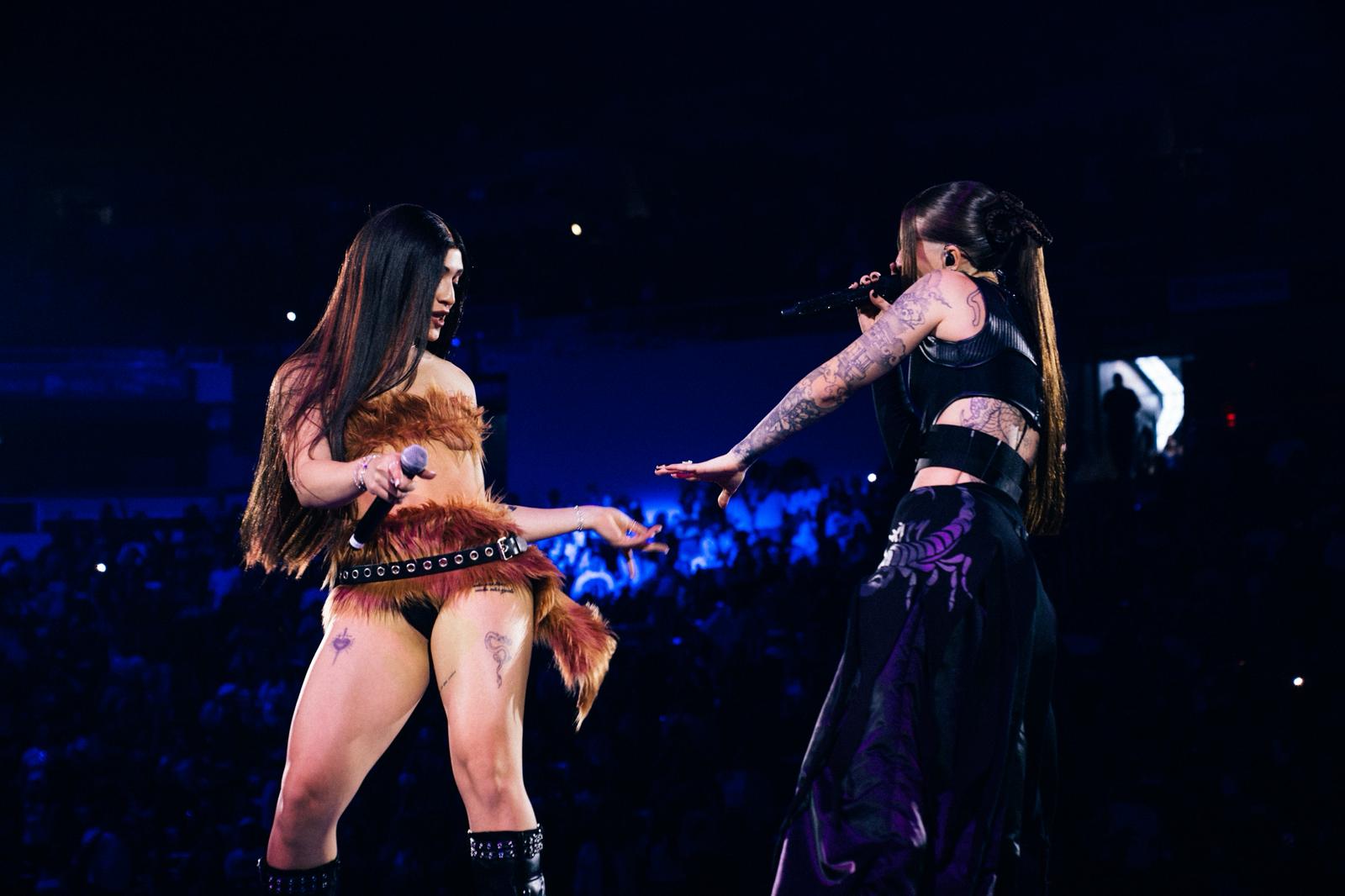 Bailarines y energía fueron los elementos que no faltaron en la actuación de estas dos artistas. Sonaron 'Vendetta' y 'MADRE'.