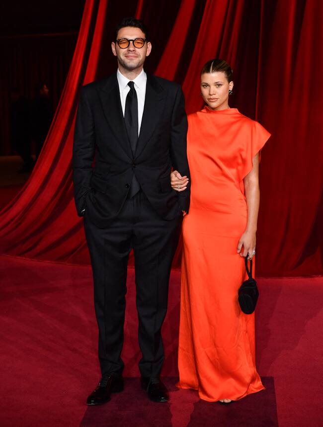 También vimos parejas en la alfombra roja y una de ellas fue la de Sofie Richie con su marido, Elliot Grainge, el ejecutivo musical con el que se casó en 2022.