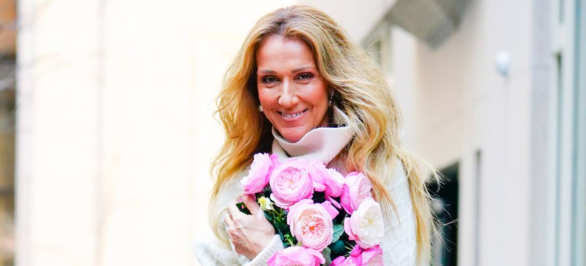 Céline Dion sosteniendo unas flores.