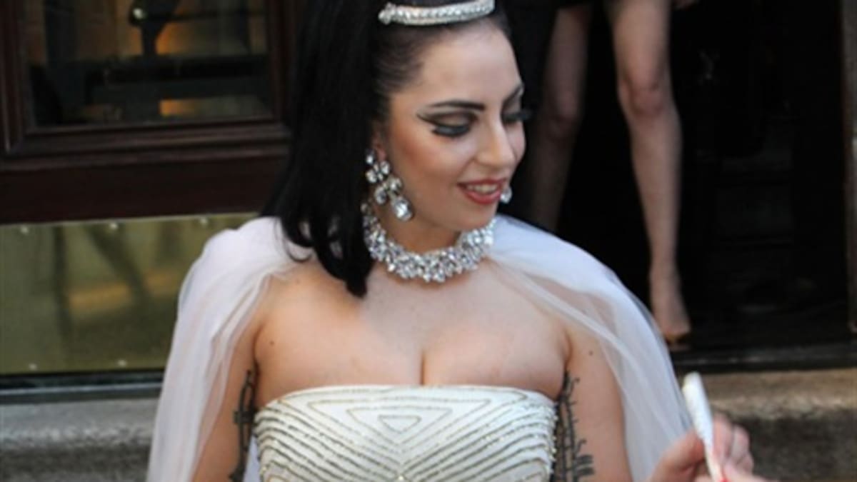 Lady Gaga busca vestido de novia