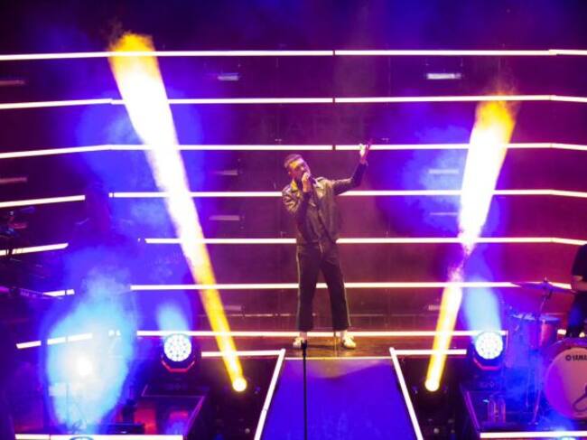 Alberto Jiménez en el centro del escenario de LOS40 Stage