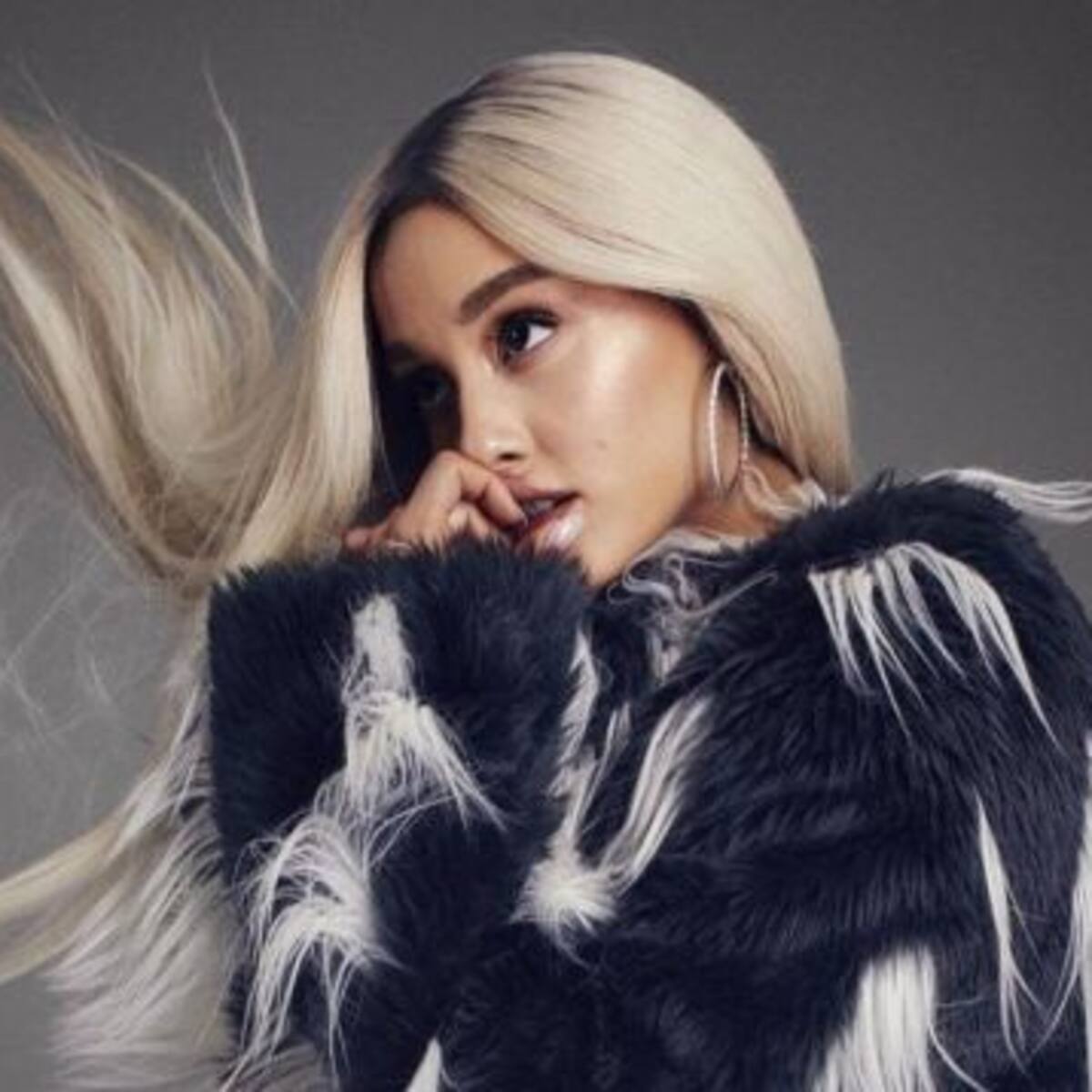 Escuchá el nuevo single de Ariana Grande "God is a Woman"