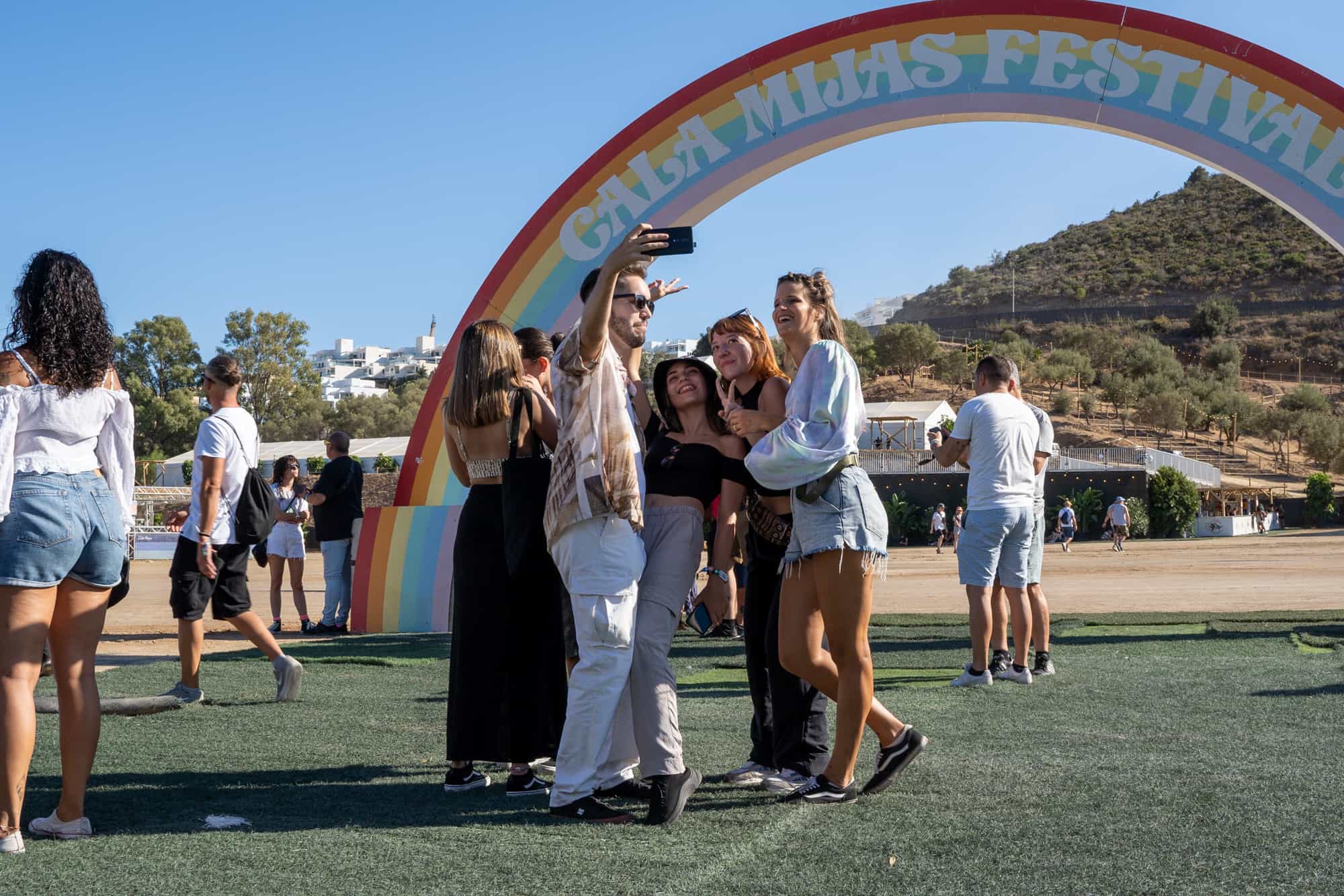 Unos asistentes del Cala Mijas 2023 haciéndose un selfie.