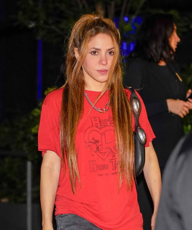 Shakira, saliendo del restaurante Sexy Fish el 19 de enero de 2024 en Miami, Florida.
