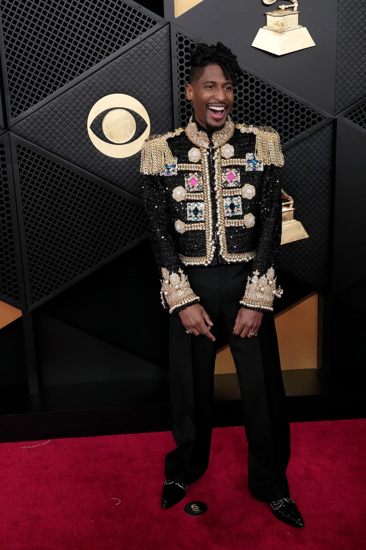No ha pasado desapercibida la chaqueta de Jon Batiste llena de pedrería que le otorgaba un look a medias entre torero y soldadito de plomo.