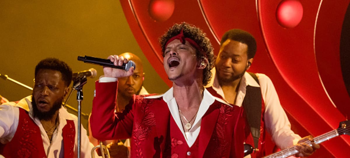 Bruno Mars actuando en los Premios Grammy, febrero de 2026.