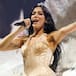 Esther Moya, la artista que pinta en las filas de conciertos y ha dado sus cuadros a Karol G, Dua Lipa o Trueno tiene un próximo objetivo