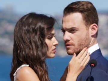 Hande Erçel, Kerem Bursin y su escena de ‘Love is in the air’ a lo Sam y Molly de ‘Ghost’... ¡Ha llegado!