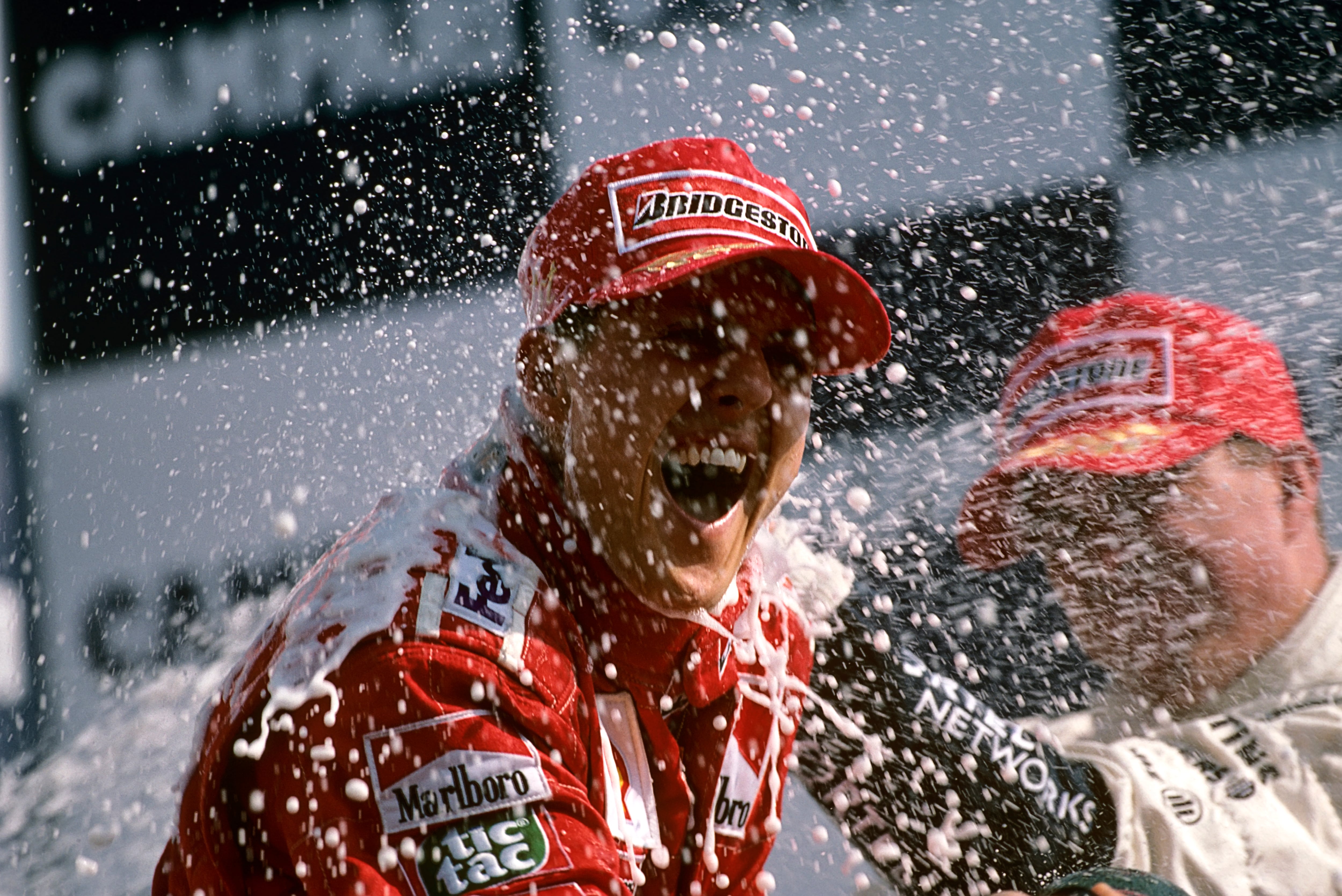 Michael Schumacher y Ralf Schumacher celebrando en septiembre del año 2000.